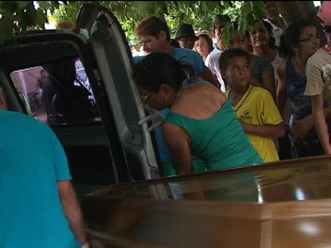 Assista ao vídeo sobre a idosa encontrada morta e com sinais de violência sexual Dezenas de pessoas estavam no local
Foto: César Esquibel