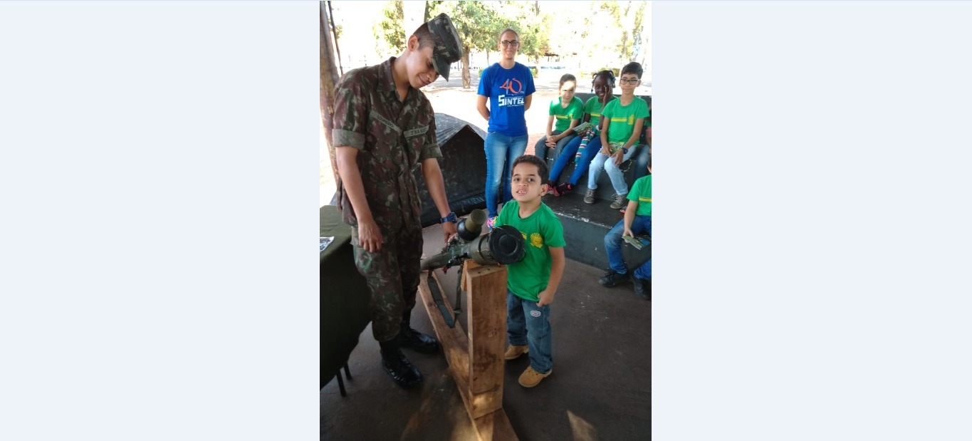 Alunos da escola Afonso Pena visitam Artilharia Antiaérea de Três Lagoas Alunos da escola Afonso Pena visitam Artilharia Antiaérea de Três Lagoas. (Foto: Reprodução/arquivo pessoal).
