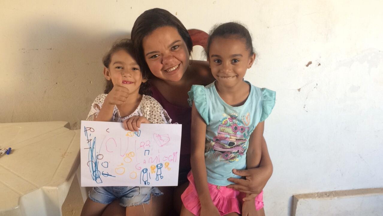 Melina, que teve a perna amputada após acidente no Vila Haro, anda de bicicleta e joga bola Melinja, Rafaela (mãe), Isadora (irmã) (Foto: Guta Rufino/Perfil News)