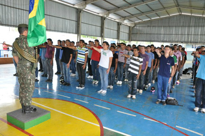 Dispensados do Serviço Militar prestam juramento à Bandeira O momento mais expressivo da cerimônia foi o juramento à Bandeira Nacional, principal símbolo sagrado da Nação Brasileira e o canto do Hino Nacional, canção que representa a comunhão de uma história e ideais do povo brasileiro.
Foto: Assessoria