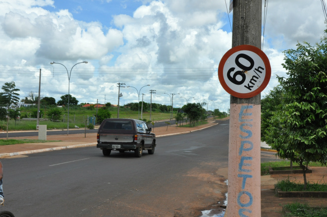 Durante o ano de 2011 foram quase 200 placas danificadas de sinalização de trânsito, onerando o patrimônio público em cerca de R$ 40 mil
Foto: Assessoria