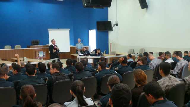 Policiais do 2º BPM participam de palestra com promotor de Justiça O promotor de justiça Luciano Leite durante formatura do 2º BPM (Foto: Daniela Silis)