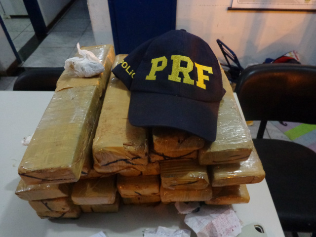 A polícia encontrou, no interior de uma bolsa, 26 tabletes de maconha (19,765 kg) de propriedade do homem que era passageiro (Foto: Divulgação/PRF)
