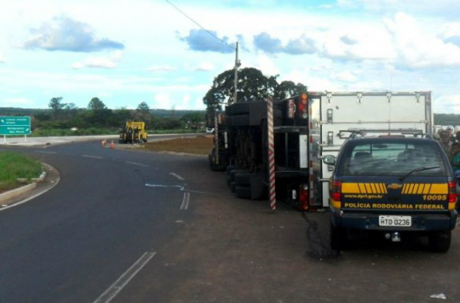 Carreta com carne tomba na região de Nova Casa Verde O motorista tombou ao tentar fazer um trevo
Foto: Nova News