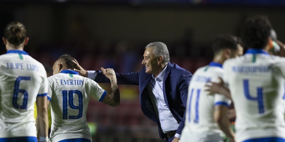 Brasil estreia na Copa América com vitória de 3 a 0 contra Bolívia Tite comemora o gol de Everton pelo Brasil. Foto: Lucas Figueiredo/CBF
