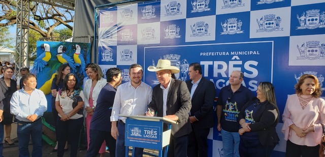 Prefeitura assina ordem de serviço para a construção do Parquinho da Lagoa; obra custará R$ 209 mil e ficará pronta e 45 dias O Gerente de Sustentabilidade da Eldorado, Fábio de Paula, ao lado do Prefeito Ângelo Guerreiro, na assinatura da Ordem de Serviço para a construção do Parquinho Infantil da Lagoa. Foto: Ricardo Ojeda