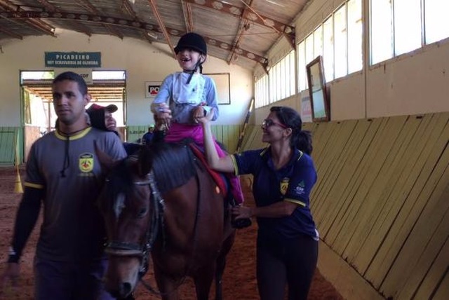 Na equoterapia, a terapia com cavalos, os animais são usados como agente para ganhos motores, emocionais, psicológicos e comportamentais. (Imagens da TV Brasil)