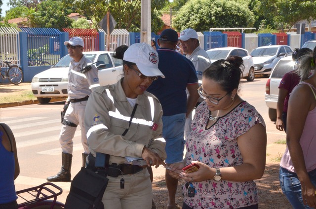 Diretoria de Trânsito continua trabalho de conscientização para diminuir acidentes em Três Lagoas Além de ações pontuais, são realizados trabalhos em escolas e empresas da cidade (Foto/Assessoria)