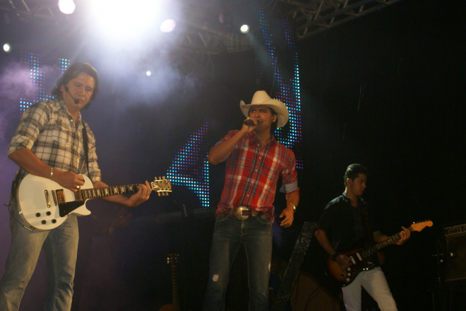 A dupla sertaneja Jads & Jadson interpretou várias canções do seu vasto repertório, além de outros clássicos do sertanejo (Foto: Jean Martins) 