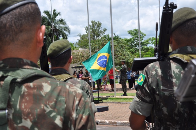 3ª Bateria de Artilharia Antiaérea realiza solenidade em comemoração ao Dia da Bandeira Hasteamento do Pavilhão Nacional, canto ao hino da bandeira, desfile e entrega de medalhas para os militares condecorados marcaram a solenidade. (Foto: Secom Três Lagoas)