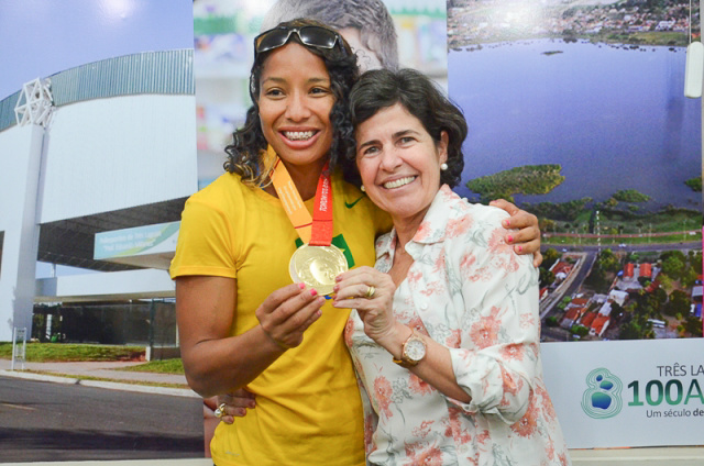 Atleta Silvania Costa de Oliveira e prefeita Marcia Moura. (Foto: Assessoria).
