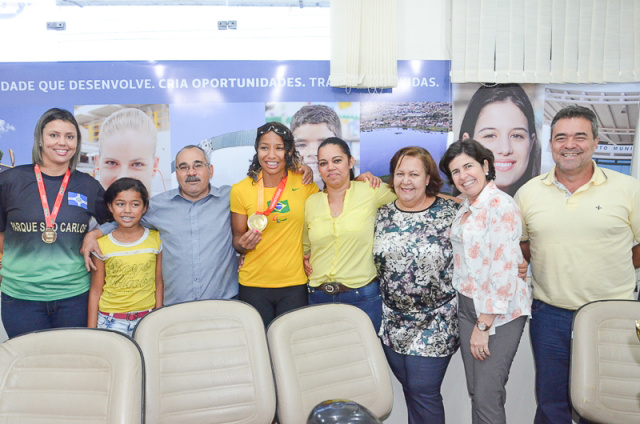 O encontro também contou com a presença da Secretária Municipal de Educação, Jussara Fernandes;da diretora da unidade escolar, Viviane da Silva Correia; do adjunto, Juvenal da Silva e da técnica do Programa Segundo Tempo. (Foto: Assessoria).
