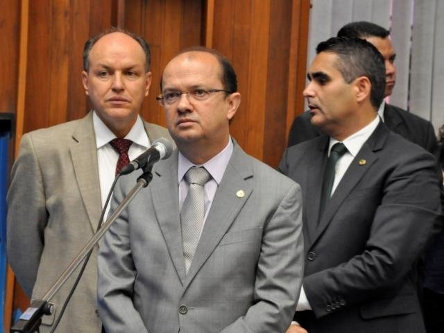 Candidatos apostam no "público-alvo" e currículo para conquistar eleitor Deputados Junior Mochi (MDB), José Carlos Barbosa (DEM), no centro, e Herculano Borges (SD), durante sessão (Foto: Victor Chileno/ALMS)