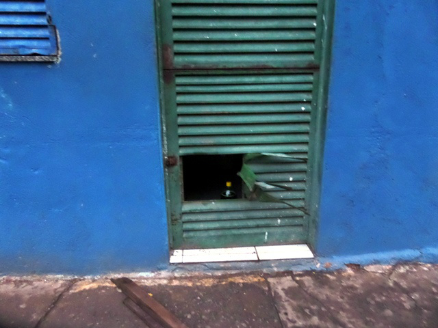 Suspeito teria feito um buraco na porta da cantina para facilitar acesso ao local (Foto: Celso Daniel/Perfil News)