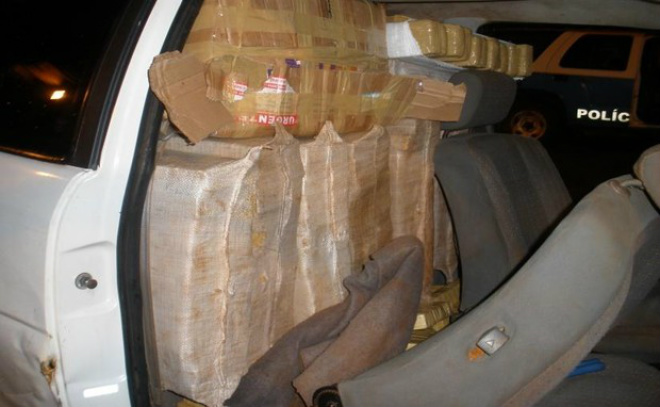 Fardos de maconha estavam em porta-malas e bancos traseiros de veículo‏
Foto: Divulgação/PM