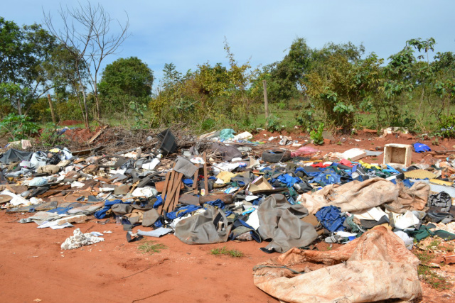 O acúmulo de lixo a céu aberto, além do matagal, preocupa os moradores, motoristas e também o parlamentar. (Foto: Assessoria)