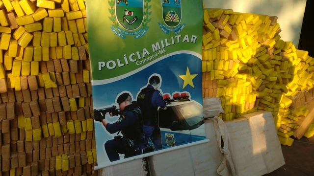 PM de Camapuã e Figueirão apreende, munições, armamentos e mais de 3 mil quilos de maconha De acordo com o militar foram apreendidas duas caminhonetes, uma L 200 e uma S10 (Foto/Assessoria)
