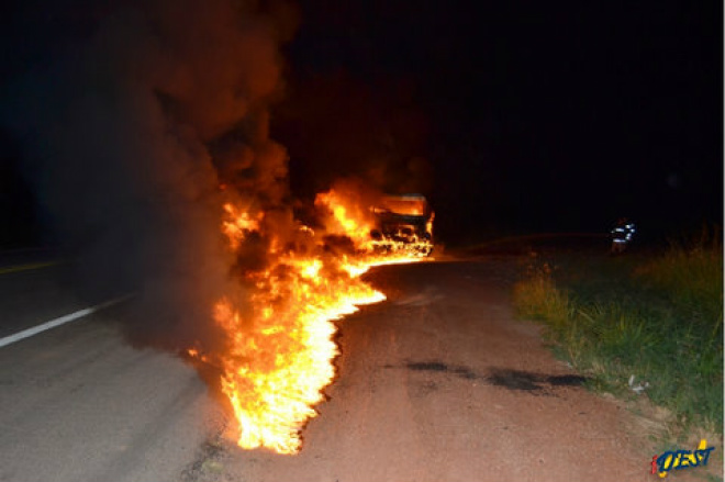 Carreta fica completamente destruída depois de pegar fogo entre Coxim e Sonora Bombeiros usaram 1,2 mil litros de água para apagar as chamas
Foto: Bruno Crippa / Idest
