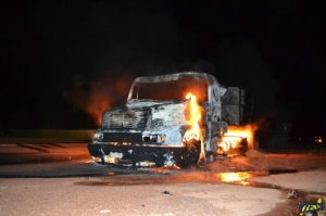 Carreta fica completamente destruída depois de pegar fogo entre Coxim e Sonora Carreta fica completamente destruída depois de pegar fogo entre Coxim e Sonora