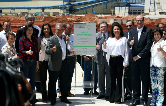 Fibria Lança boletim “Direto da Obra” Com a presença do presidente da Fibria, Marcelo Castelli e de diversas autoridades políticas e empresariais foi lançada a pedra fundamental do Projeto Horizonte 2, no dia 30 de outubro de 2015. (Foto: Divulgação)
