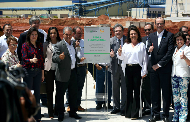 Com a presença do presidente da Fibria, Marcelo Castelli e de diversas autoridades políticas e empresariais foi lançada a pedra fundamental do Projeto Horizonte 2, no dia 30 de outubro de 2015. (Foto: Divulgação)