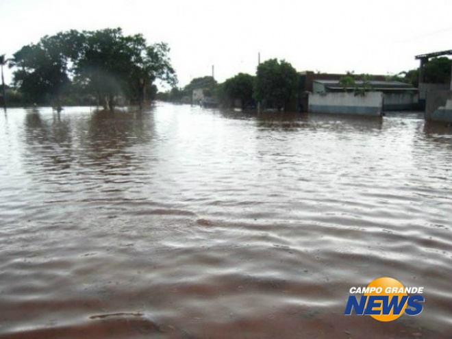 Chuva forte provoca transbordamento de lagoa em Batayporã O alagamento atingiu ruas ao redor da lagoa. Foto: Acácio Gomes