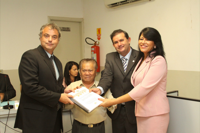 Por indicação unânime dos vereadores, o deputado estadual Eduardo Rocha receberá o título de cidadão de Santa Rita do Pardo
Foto: Assessoria