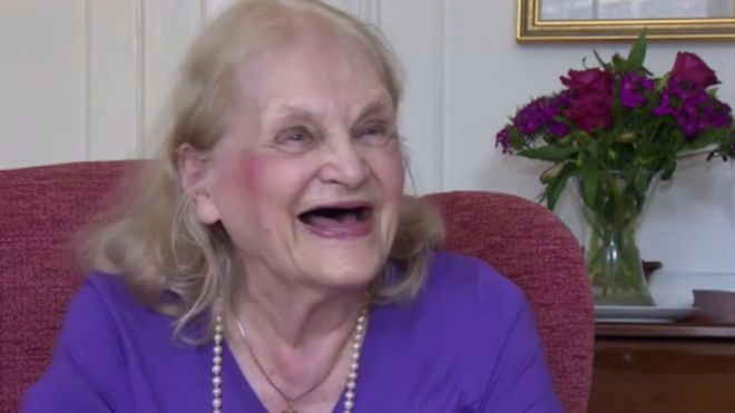 'Viciada em estudar', britânica de 90 anos está em busca do 6º diploma Britânica de 90 anos diz que aposentaria a levou a estudar