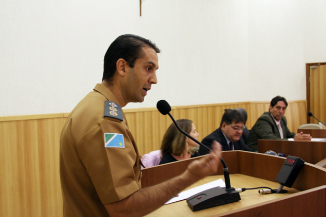 Comandante dos bombeiros rebate informações divulgadas à população Comandante do 5º Grupamento de Bombeiros, major Luiz Antônio de Melo, durante sua fala na tribuna