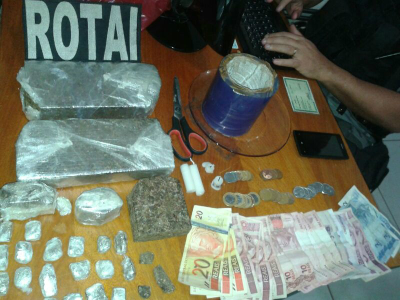 Além da droga, foram apreendidos objetos que o jovem comprou com a venda das drogas (Foto: Divulgação/ Rotai)