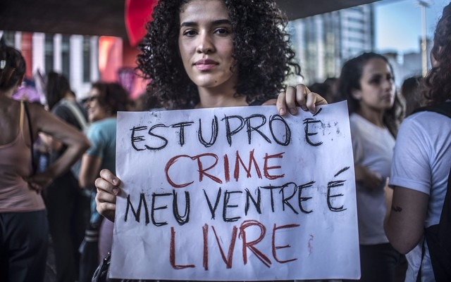 Comissão da Câmara deve concluir votação de projeto que pode vetar aborto mesmo nos casos em que é permitido Mulher protesta na Avenida Paulista, em SP, contra projeto que proíbe qualquer caso de aborto (Foto: Cris