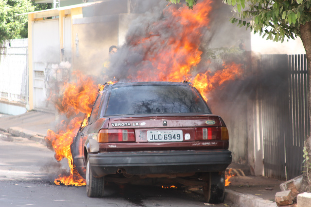 Verona 92 é destruído por fogo em viela de Três Lagoas Chamas altas e fortes destruíram o Verona de Tereza de Jesus (Foro: Nelson Roberto)