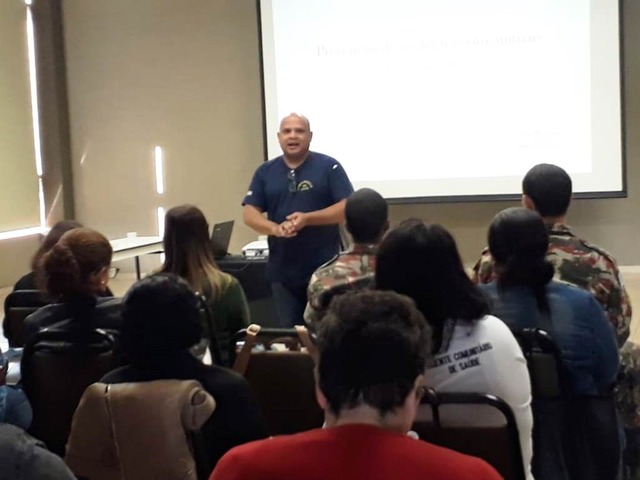 Saúde promove em Três Lagoas capacitação sobre prevenção e controle de animais peçonhentos A parte teórica do referido curso está sendo ministrada pelo biólogo do CIVITOX, Isaías Celestino Pinheiro (Foto/Assessoria)