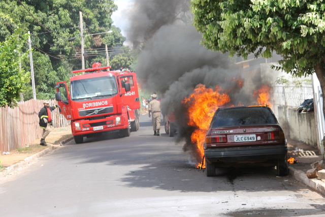 Verona 92 é destruído por fogo em viela de Três Lagoas Momento da chegada da viatura AHQ - 01 com equipamento próprio para debelar as chamas do veículo (Foto: Nelson Roberto)