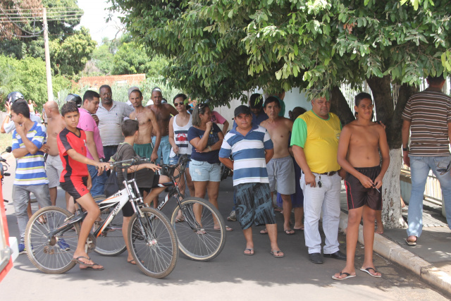 Verona 92 é destruído por fogo em viela de Três Lagoas Muita gente foi atraída pela fumaça do incêndio (Forto: Nelson Roberto)