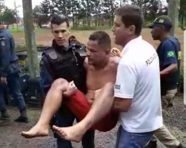Flagrado bêbado, caminhoneiro paga fiança e é liberado em Água Clara Alterado, Kleber precisou ser contido pelos agentes. (Foto: Divulgação)