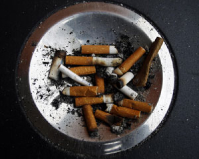 Amigos, pais e baladas influenciam jovens a começar a fumar, diz estudo