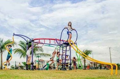 Com área total de 950m², novo Parquinho da Lagoa será cercado e terá piso emborrachado Brinquedo multifuncional que será instalado no parquinho. Foto: Reprodução