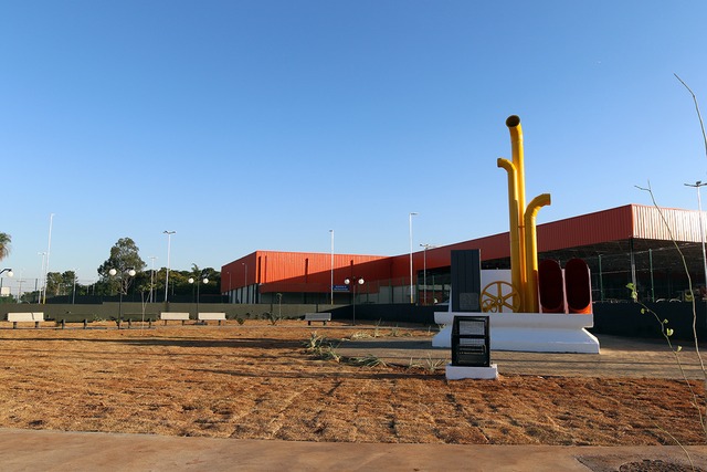Monumento Industrial é restaurado e espaço ganha nova praça Nova praça está em frente ao atacadista, que será inaugurado na próxima semana. Foto: Divulgação