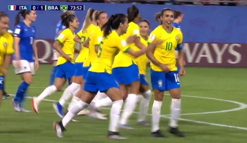 Com gol e recorde de Marta, Brasil vence a Itália e vai às oitavas de final A camisa 10 entrou para a história após converter pênalti hoje, em jogo contra a Itália. Foto: Reprodução Globo.com