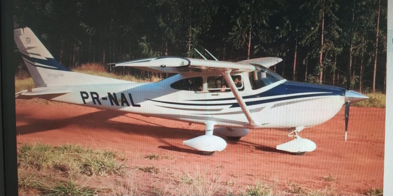 Assaltantes sequestram piloto e roubam avião em Paranaíba Cessna Skylane foi roubado do hangar; o piloto continua desaparecido e é considerado sequestrado, segundo a polícia de Paranaíba. Foto recebida pelo Whatsapp.