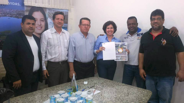 Prefeita Márcia Moura e membros da Associação de Pastores de Três Lagoas durante a entrega do projeto da Marcha para Jesus 2015. (Foto: Divulgação/APPTL).