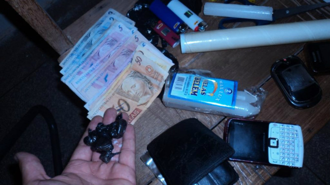 Somente em fevereiro PM registra 23 ocorrências de tráfico de drogas em TL Na residência do acusado foram encontrados vários materiais utilizados na preparação das drogas, tais como: tesoura, balança de precisão, velas e sacos plásticos
Foto: Assessoria de Imprensa PM