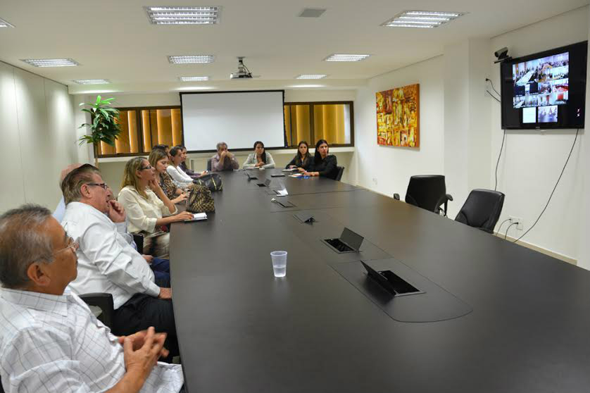 Dirigentes de entidades sindicais patronais ligadas à indústria, reunidos na Fiems durante a videoconferência nacional (Foto: Divulgação)