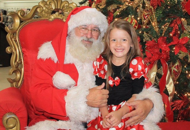 A presença desse( tradicional personagem de Natal é como uma magia, que faz brilhar os olhos, transformando as crianças quando o encontra (Foto: Divulgação)