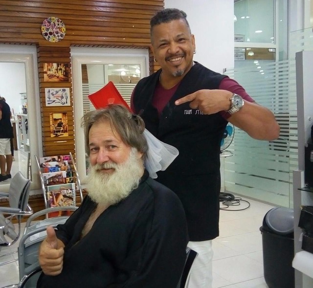 Há 34 anos, jornalista de MS interpreta o personagem do Papai Noel Antes de incorporar o personagem do bom velhinho, o jornalista passa pelo salão para caracterizar-se no personagem (Foto: Divulgação)