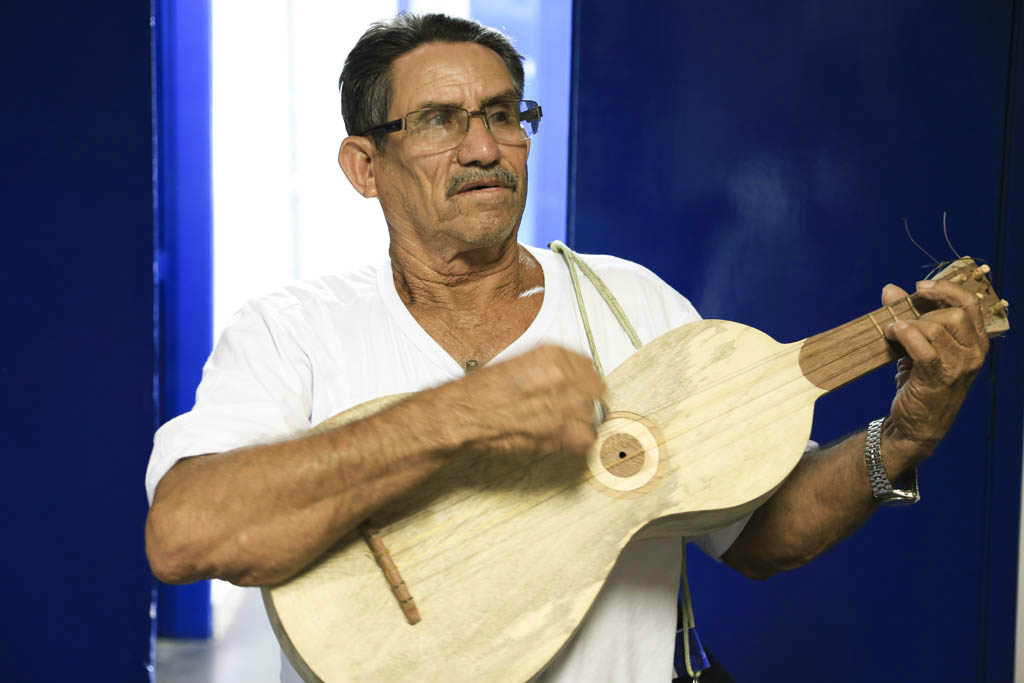 Seu Tião produz e toca viola de cocho (Foto: Divulgação/ Juarez Pavelak)