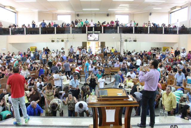 Amigos, fiéis e admiradores lamentam nas redes sociais a morte do pastor Marcos Rogério Os cultos com o pastor Marcos Rogério era sempre cheio de fiéis, que agora se sentem órfãos com a morte do líder evangélico (Foto: Reprodução/Facebook)