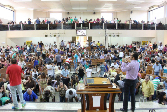 Os cultos com o pastor Marcos Rogério era sempre cheio de fiéis, que agora se sentem órfãos com a morte do líder evangélico (Foto: Reprodução/Facebook)