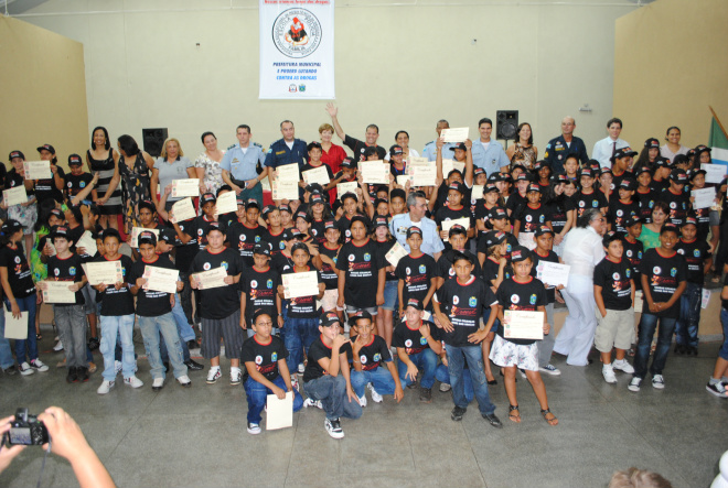 Solenidade de formatura do PROERD é realizada com festa Bataguassu Alunos formados pelo o programa
Foto: Assessoria de Imprensa